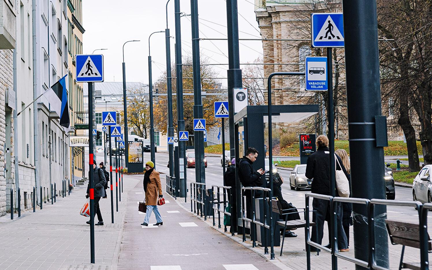 Kaarli puiestee “liikluslinnak”: kuidas Tallinna linnavõim kilplaste kombel liiklusmärke paigaldas ja siis eemaldas